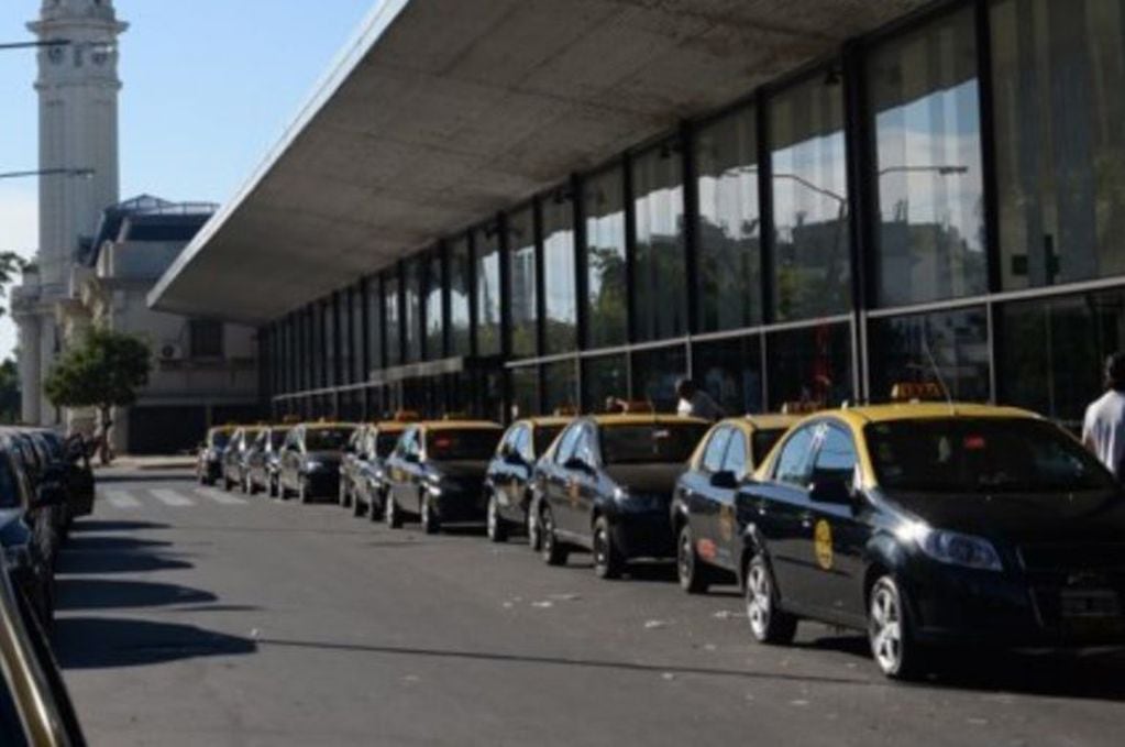 A pesar del control de personal de Servicios Públicos en la Terminal, siguen las amenazas y los "aprietes" de quienes manejan la parada de taxis. (Archivo)