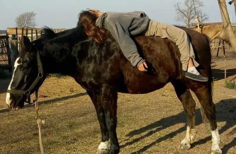 Victoria Rovetto, la amansadora de caballos de General Cabrera que tiene 12 años.