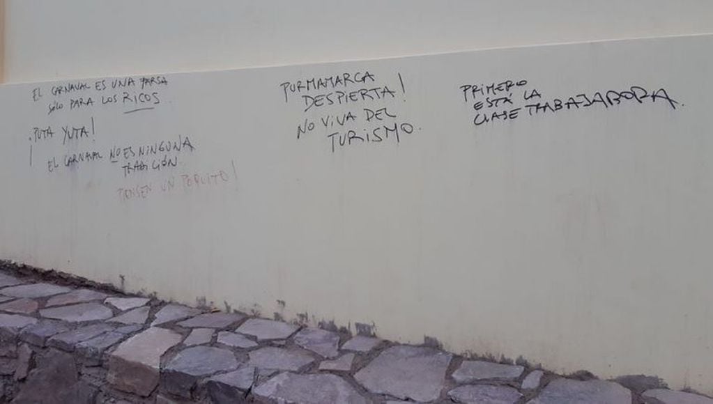 El estado en que había quedado el muro de la escuela, por el acto vandálico de la pareja de extranjeros.