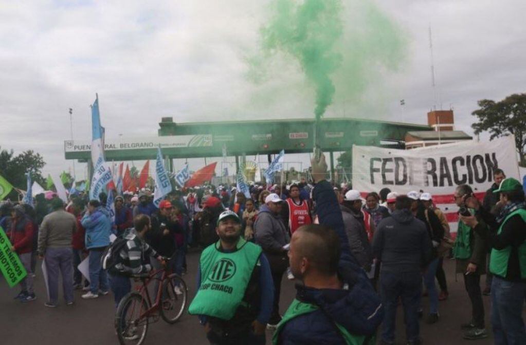 Agrupaciones sociales cortan el puente Belgrano. (Foto: Diario Norte)