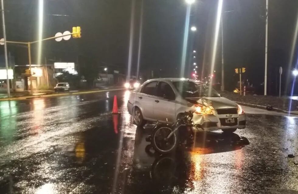 Choque entre un auto y una moto en Posadas: hay dos lesionados.