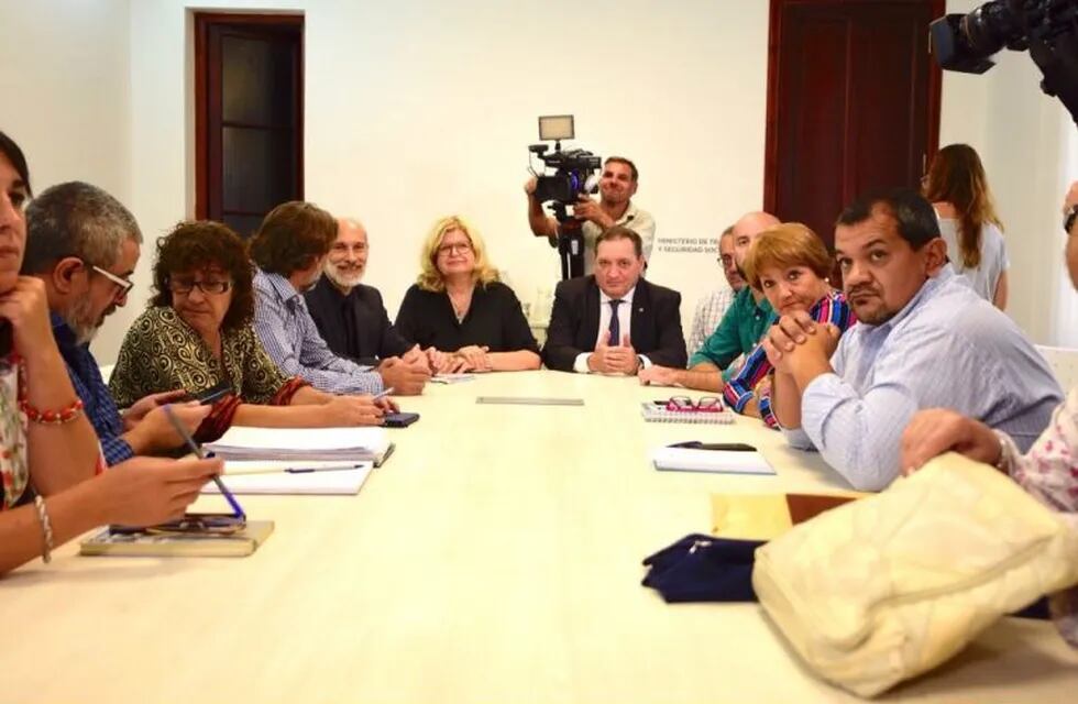 Los representantes sindicales fueron convocados por los ministros Pablo Farías y Claudia Balagué. (@sadopsantafe)
