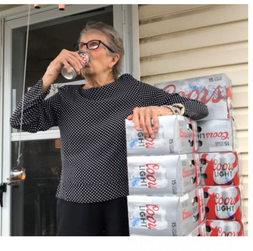 La foto se hizo viral y en vez de una recibió 150 latas de cerveza  (Twttier/@darrenrovell)