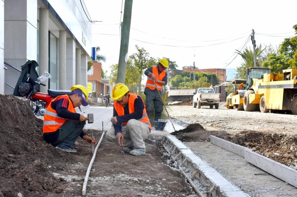 Operarios trabajan desde el jueves último en la calle Maimará, en la ciudad de Perico. La obra de pavimentación de un primer tramo estará culminada este miércoles.