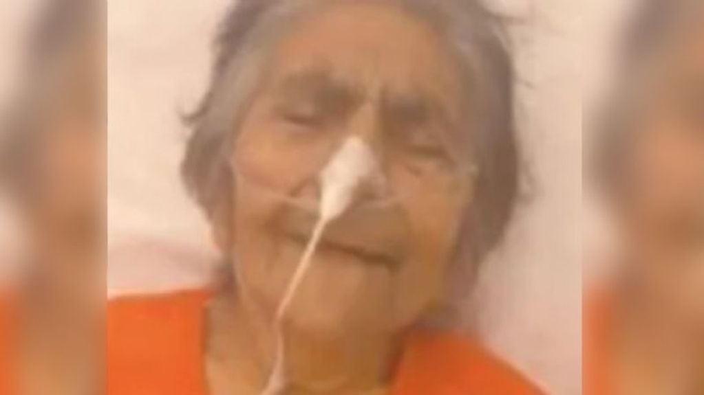 La mujer de 83 años llegó al nosocomio sola y con una carta.