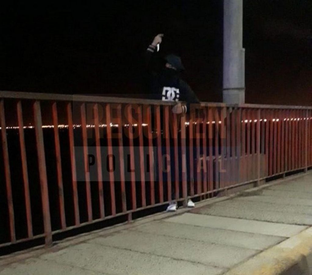 La policía puso en resguardo a un joven que intentó tirarse del puente Mosconi