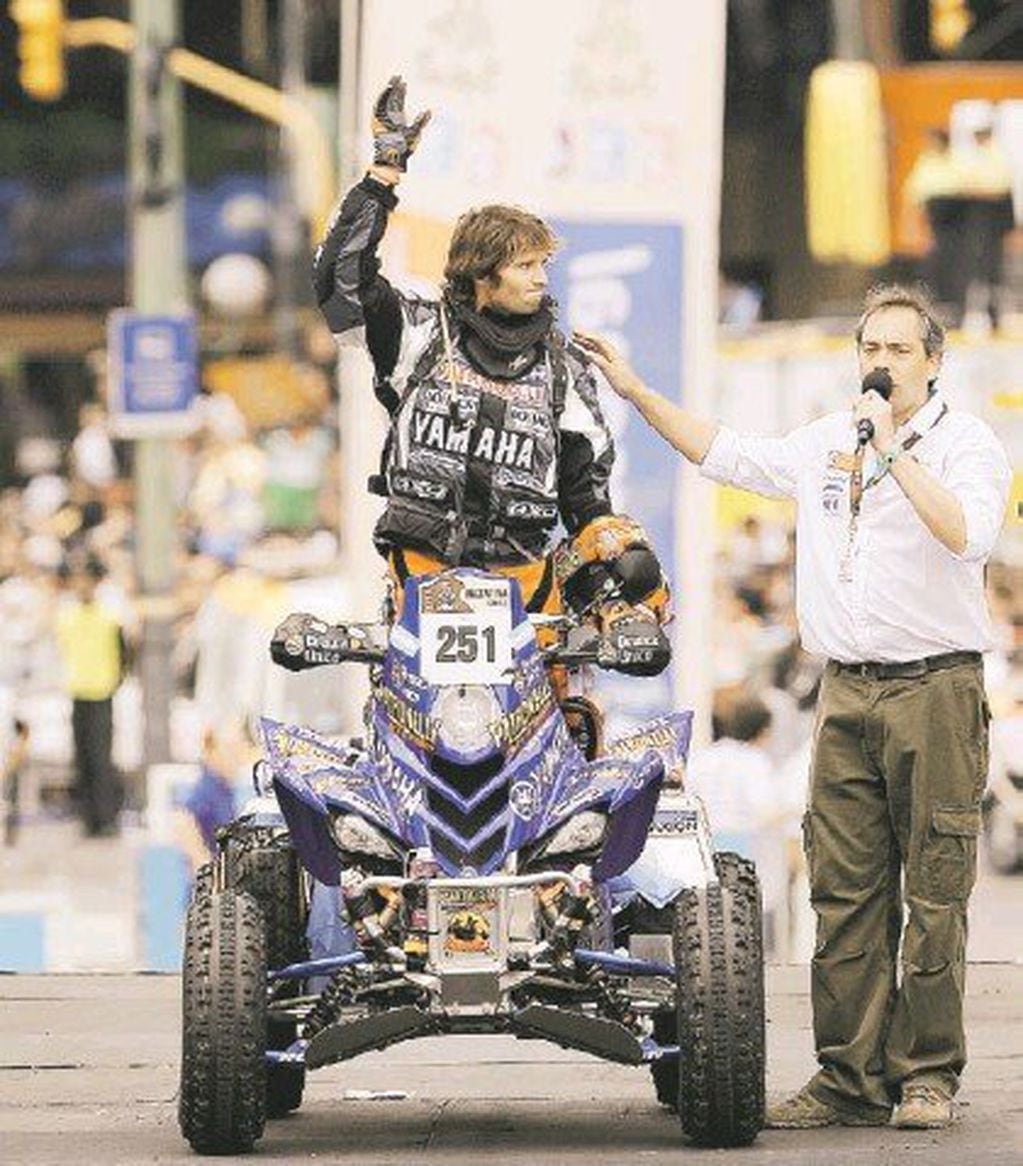 El argentino Marcos Patronelli, único piloto que logró ganar tres veces el Dakar en Quads, desde 2009, año en que se instituyó la categoría. En la imagen, presentado por Mariano Iannaccone en la largada de 2010, en Buenos Aires.