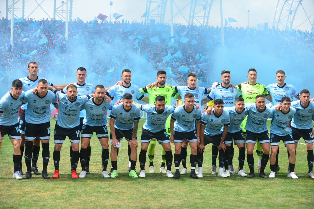 Los jugadores de Belgrano en San Nicolás, donde lograron el ascenso a la Liga Profesional. (José Gabriel Hernández)