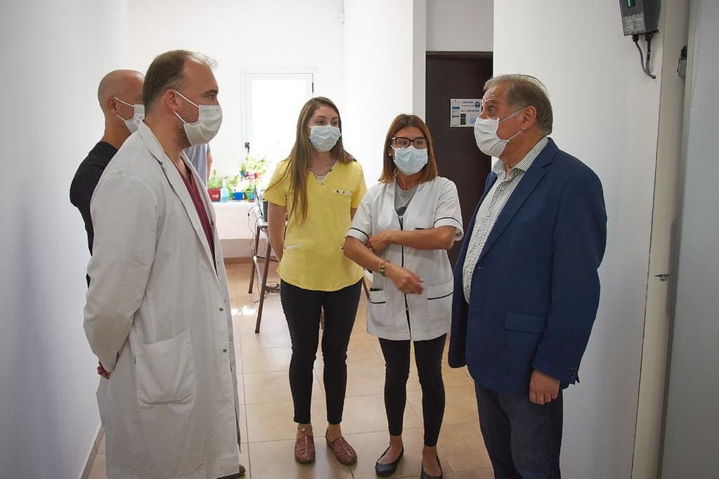 Abel Freidemberg dialogando con los profesinales que trabajarán en el laboratorio de Alvear. 