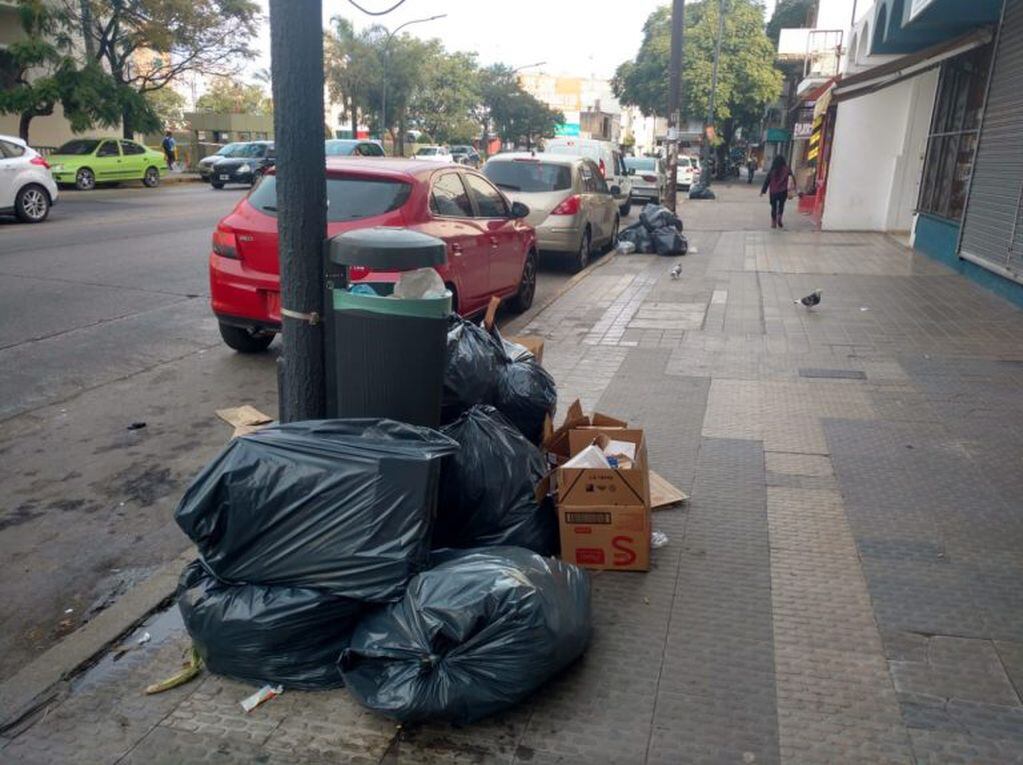La basura se acumula en Córdoba tras la medida de fuerza y el feriado.