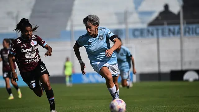 Partido de futbol femenino entre Belgrano y UAI