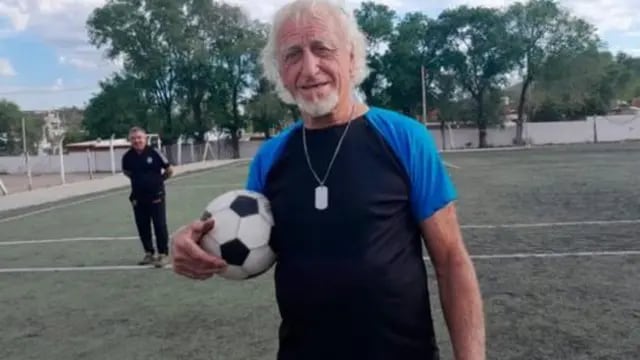 Hugo Pederiva, el futbolista de 73 años que juega en La Calera.