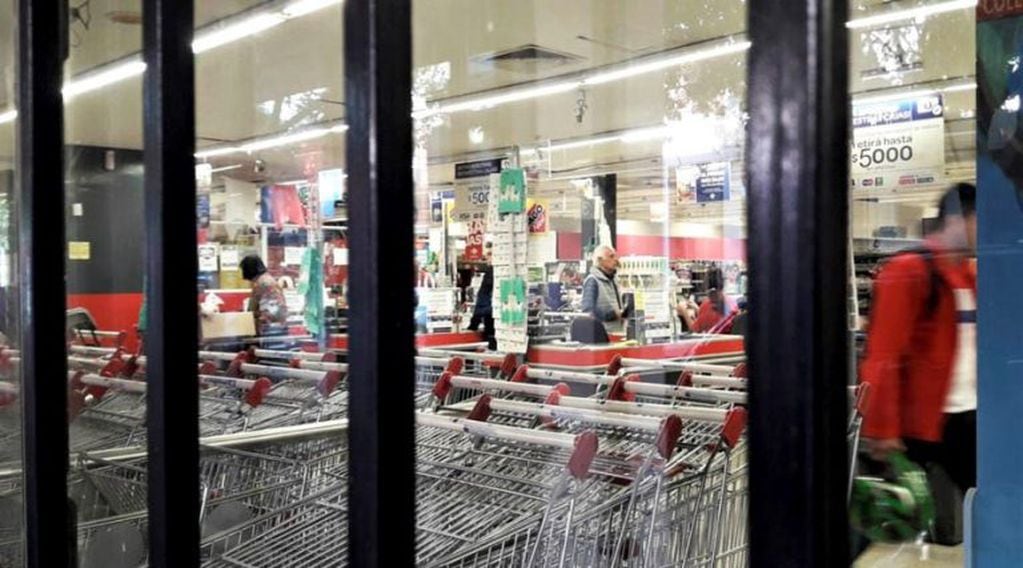 Los supermercados funcionan con medidas de restricción (Diario Textual)