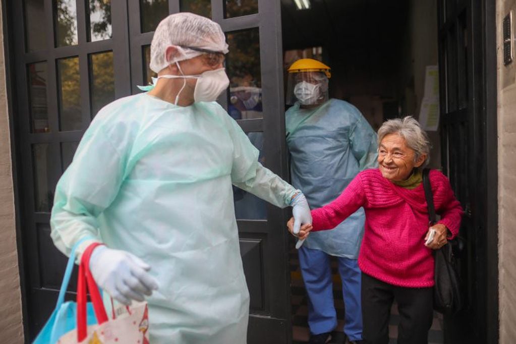 Un médico acompaña a una abuela a la salida de un sanatorio (Foto: AP Photo/Natacha Pisarenko)