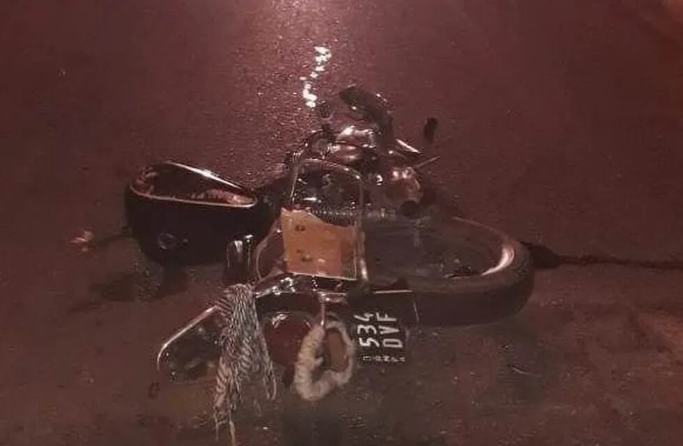 El motociclista quedó atrapado y está muy grave.