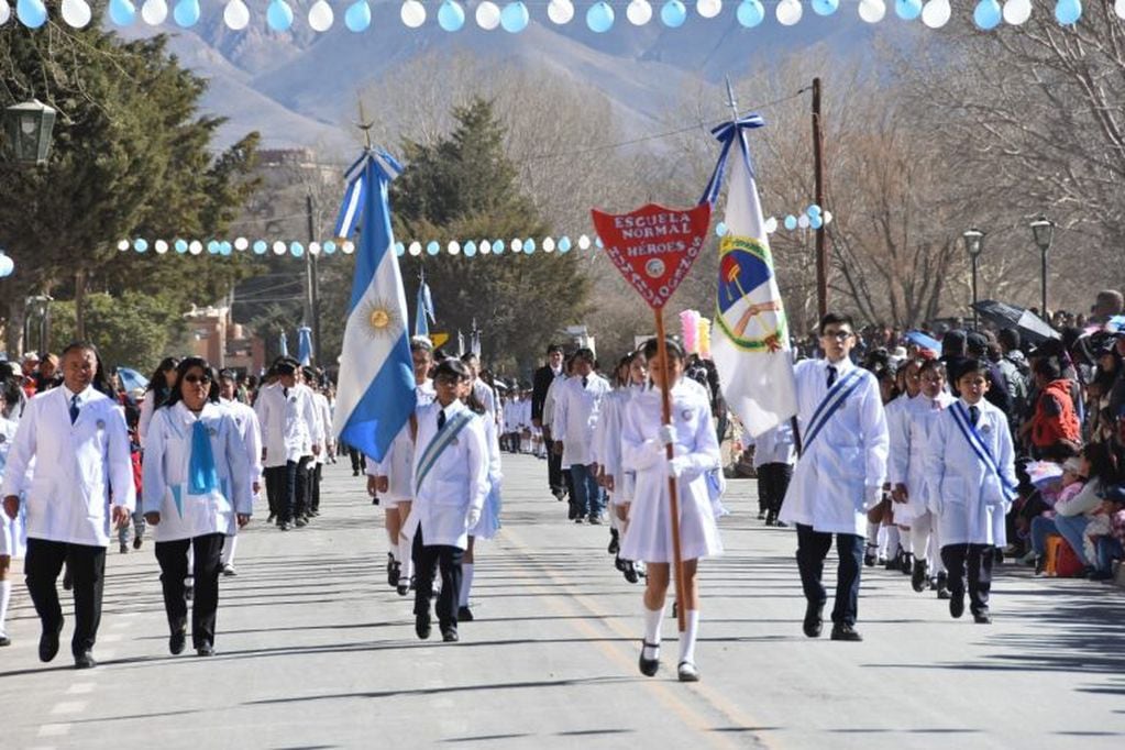 Abanderados y escoltas de la Escuela Normal "Héroes Humahuaqueños" abrieron el desfile sobre la avenida Belgrano.