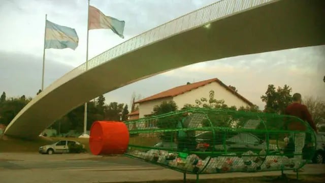 Cestos originales. En el Parque de las Tejas, uno de los más de 50 cestos para reciclado de plástico (LaVoz/Archivo)