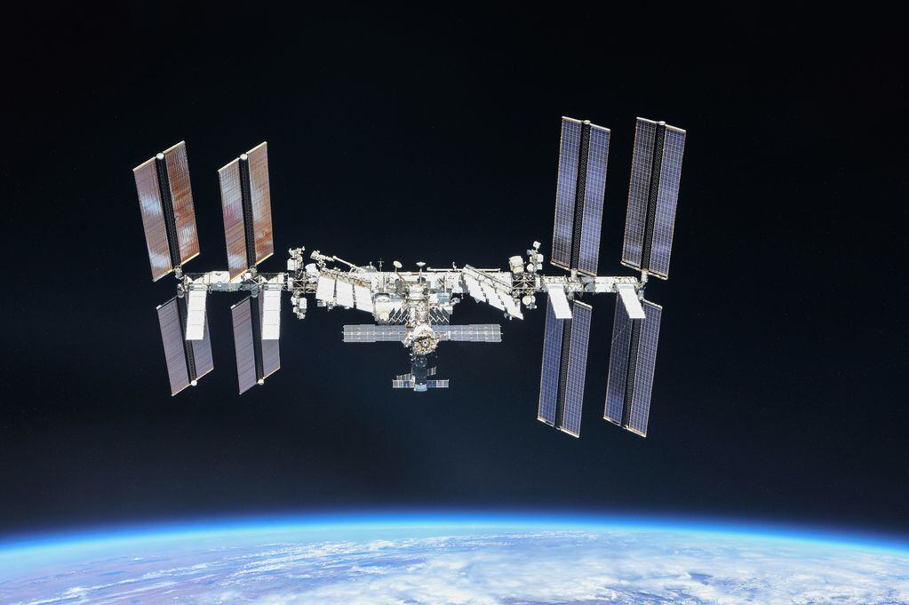 Estación Espacial Internacional. En ella conviven, trabajan y colaboran en diferentes proyectos, astronautas de cinco agencias espaciales participantes.