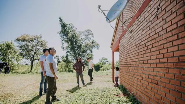 Oscar Herrera Ahuad visitó una escuela en la comunidad mbya Yabotí Mirí