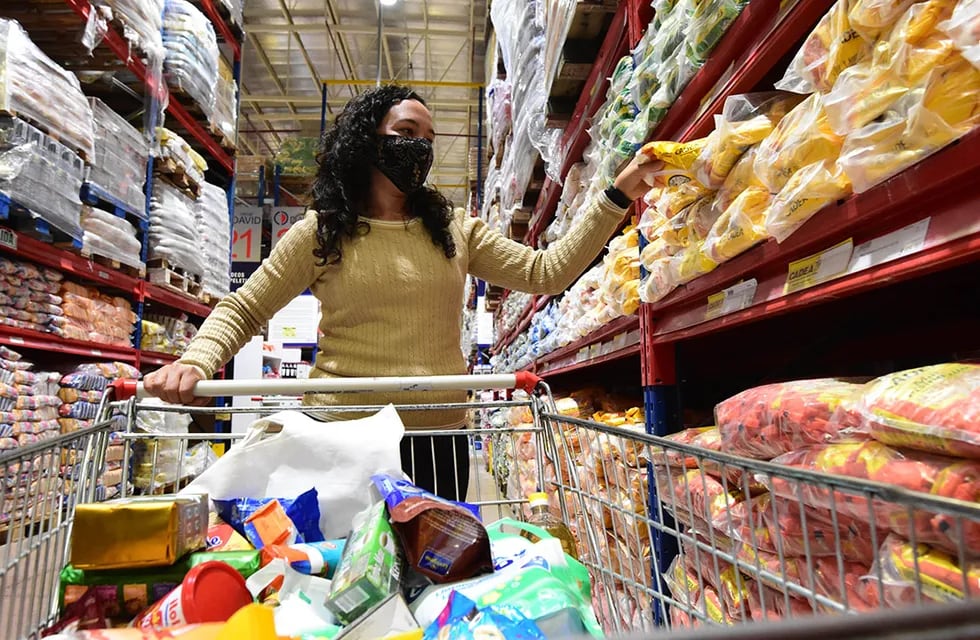 La inflación de junio en Mendoza fue de 3,9%, con una fuerte incidencia de los alimentos. supermercado Oscar david.
Gisella Echenique y su mama Mabel Arenas realizan las compras del mes.