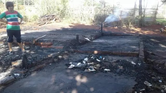 Incendio de una vivienda en Colonia Oasis dejó a una familia con lo puesto
