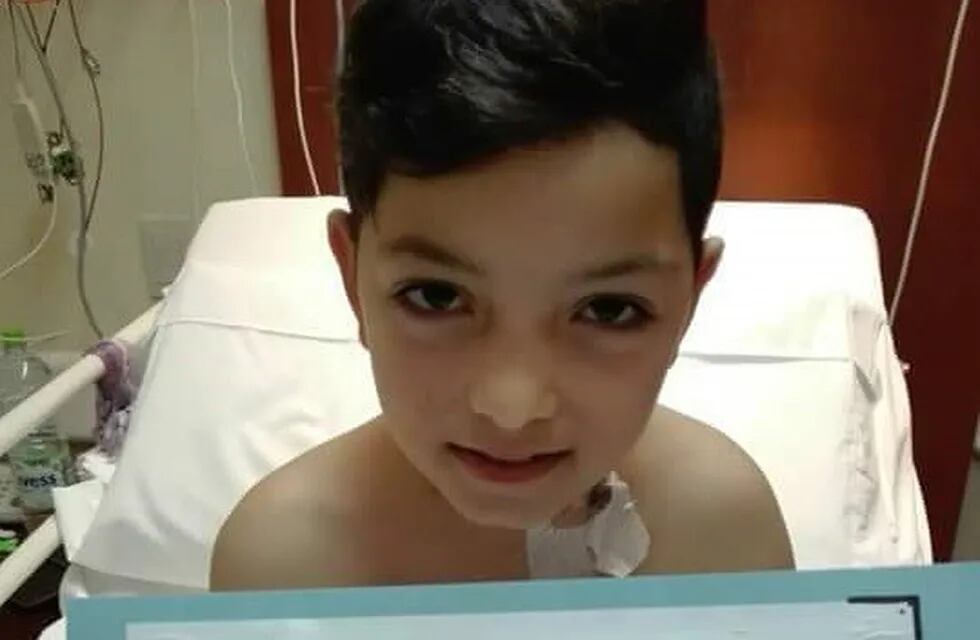 El pequeño Alejo, e tan solo 8 años, le donó médula a su papá. (Infomás Noticias)