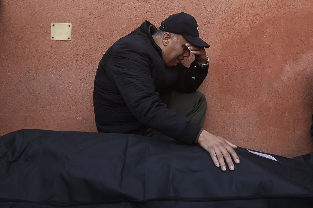 Un hombre palestino llora a un familiar muerto en el bombardeo israelí de la Franja de Gaza, ante una morgue en Jan Yunis, el sábado 23 de diciembre de 2023. 