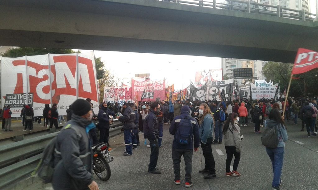 Corte total en Puente Pueyrredón: trabajadores tercerizados reclaman ser reincorporados