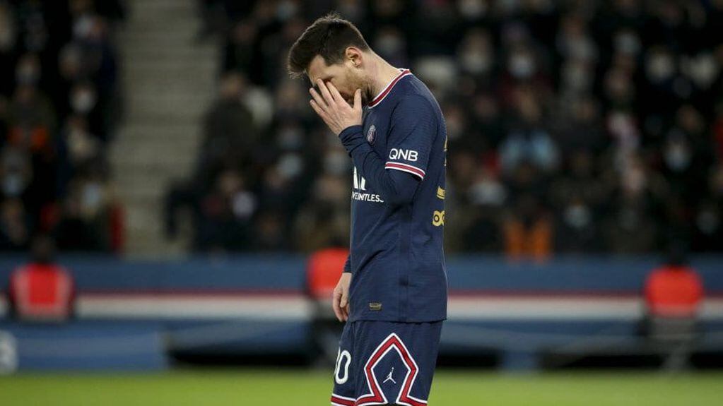 No lo puede creer. Messi dio positivo y no pudo viajar a Francia para poder sumarse a los entrenamientos del PSG de cara a los primeros compromisos del año.