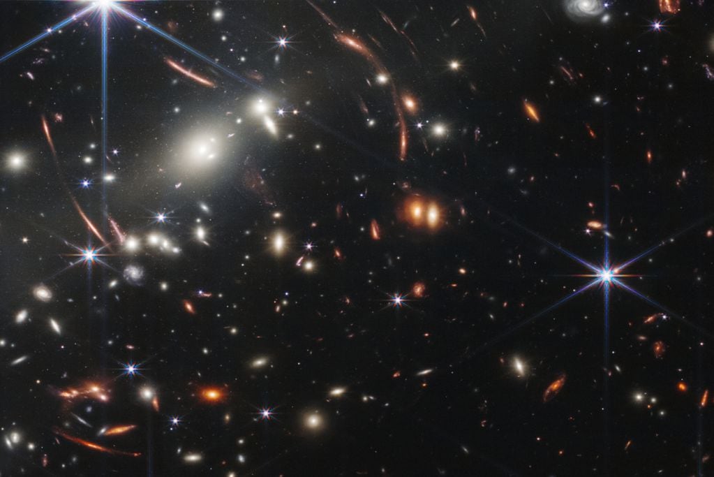 En la imagen, equivalente a un grano de arena si se la ve desde la Tierra, hay representadas miles de galaxias. Foto: NASA, ESA, CSA, y STScI.