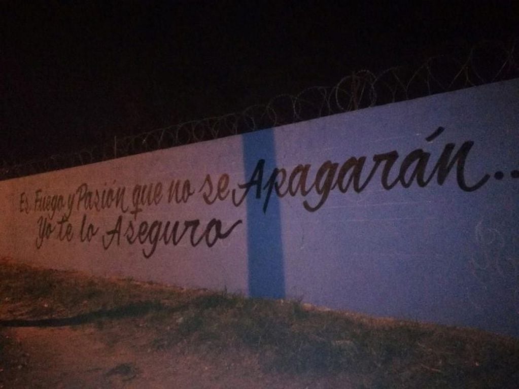Hinchas de Belgrano pintaron el muro de la casa de Rodrigo en Argüello.