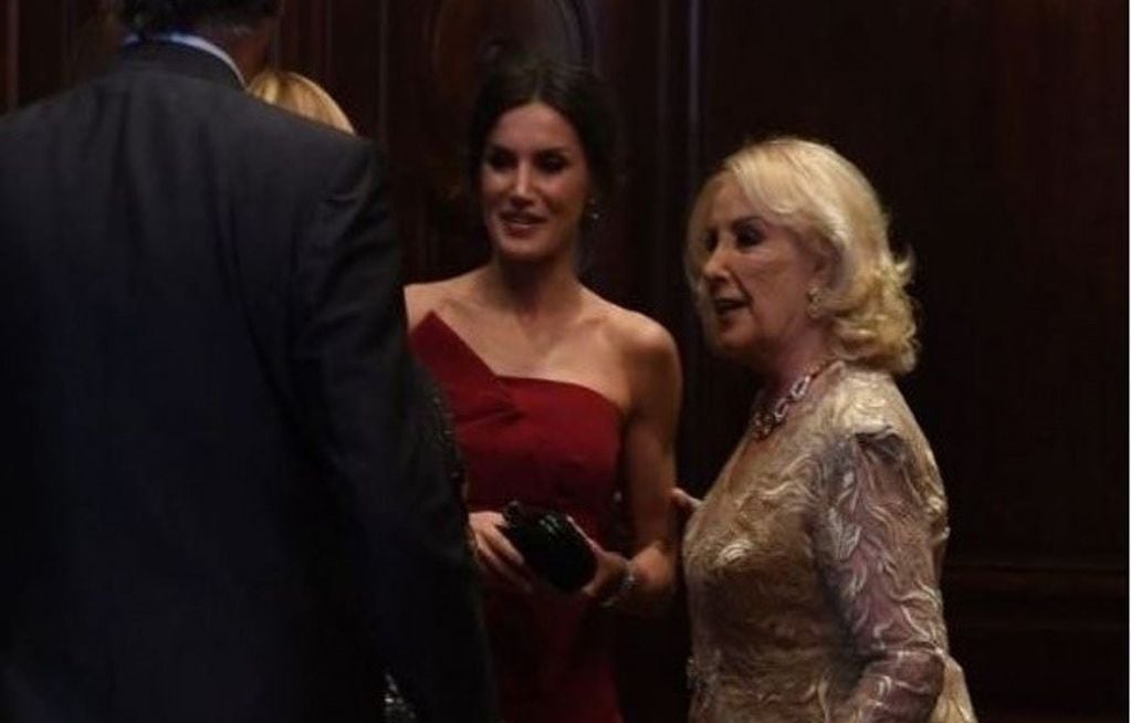 Mirtha Legrand toma del brazo a la reina Letizia durante la cena de gala organizada por los reyes de España