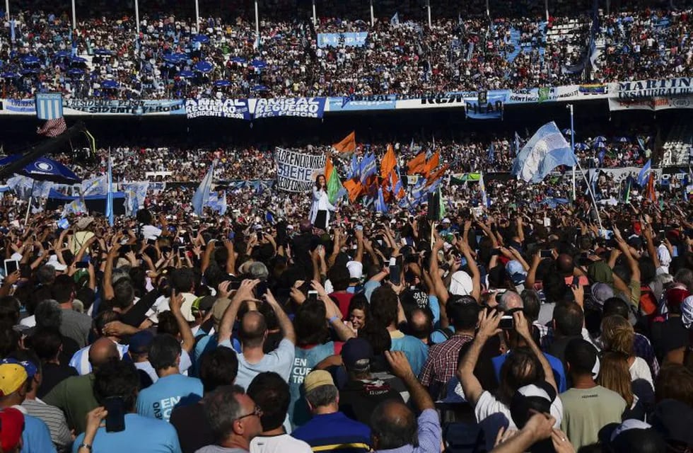 La ex presidenta argentina y candidata a senadora del frente opositor Unidad Ciudadana Cristina Fernández de Kirchner le habla a sus seguidores.