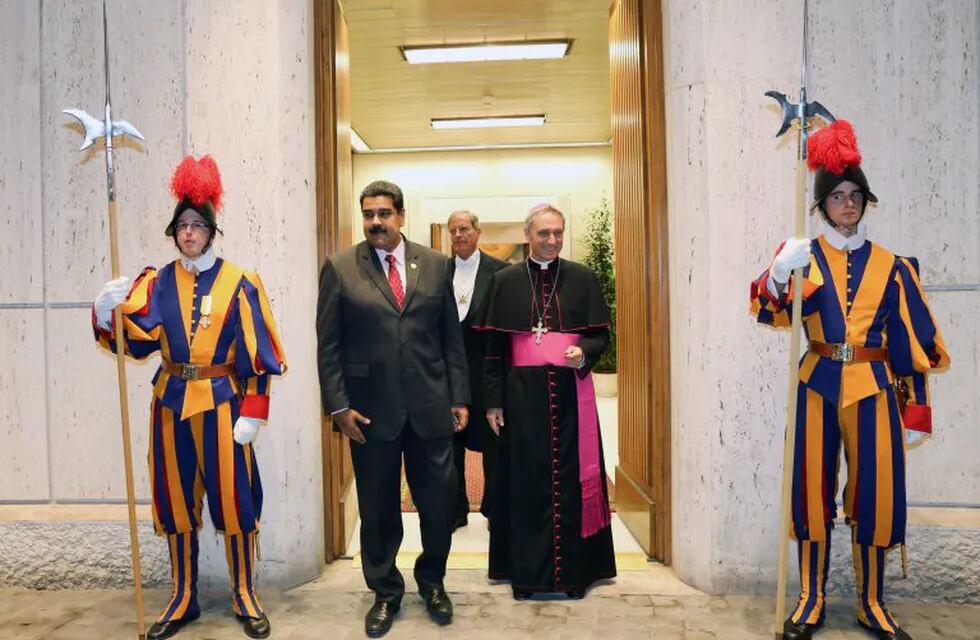 Handout picture released by the Venezuelan presidency showing Venezuelan President Nicolas Maduro (2-L) heading for a meeting with Pope Francis at the Vatican on October 24, 2016.nVenezuela's socialist government and the opposition aim to open talks on October 30 to resolve the political crisis in the volatile nation, a Vatican envoy said on Monday. Pope Francis granted Venezuelan President Nicolas Maduro a surprise private audience at the Vatican in the midst of a deep political crisis in the South American country. / AFP PHOTO / Venezuelan Presidency / Marcelo GARCIA / RESTRICTED TO EDITORIAL USE - MANDATORY CREDIT 