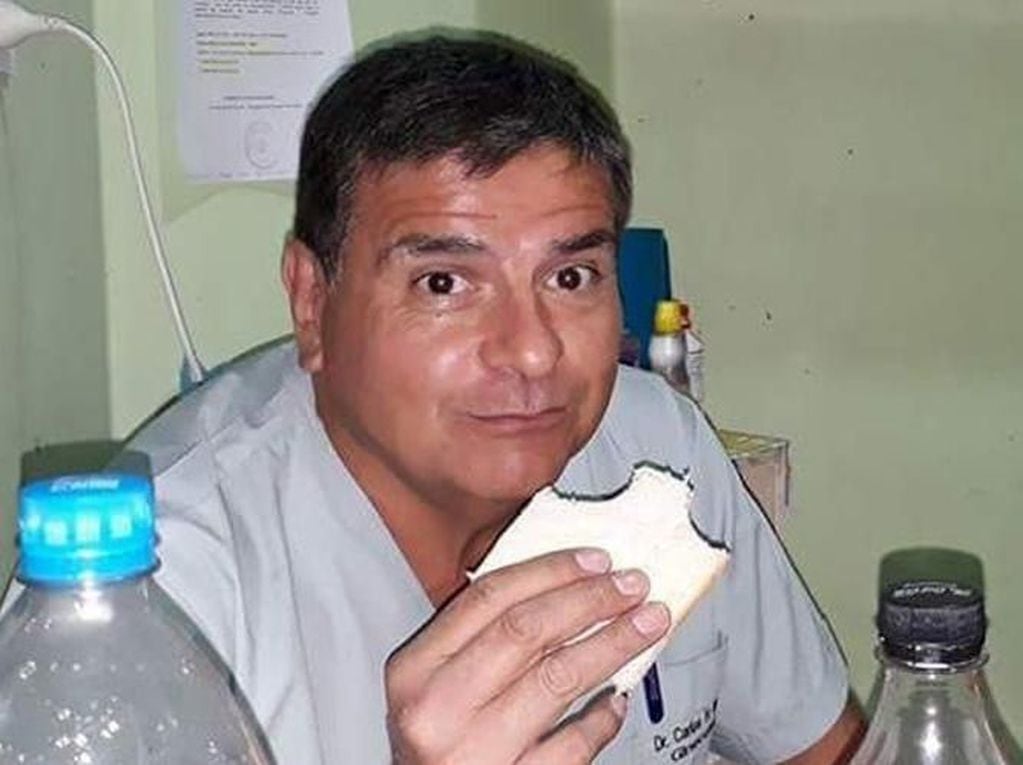Carlos Martínez trabajaba en dos centros médicos: uno privado, el otro público.