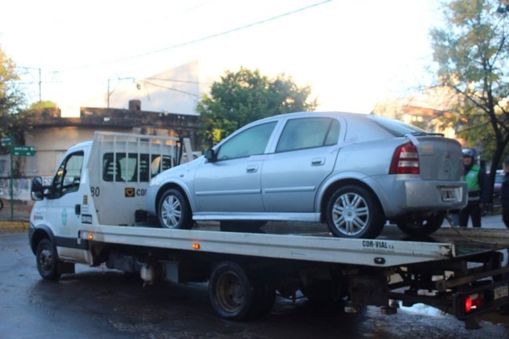 Los agentes de Tránsito del municipio y de la Policía Caminera realizaron los controles y secuestraron el auto. (Prensa Municipal)