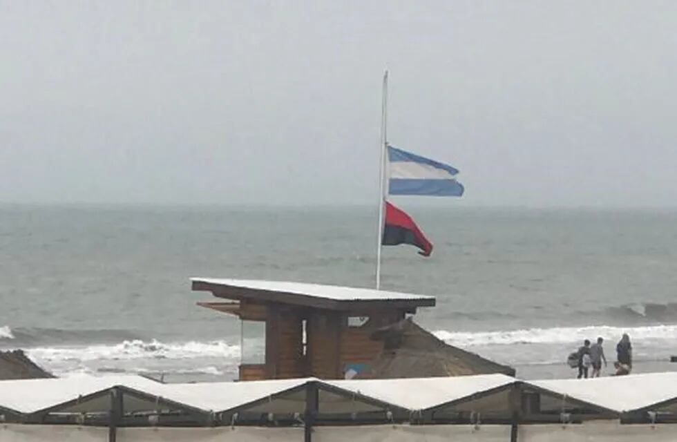 Villa Gesell: banderas a media asta en las playas por el crimen de Fernando Báez Sosa. (Twitter)