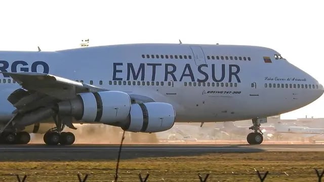 Un avión de Emtrasur, con tripulantes venezolanos e iraníes, fue inmovilizado en Ezeiza.