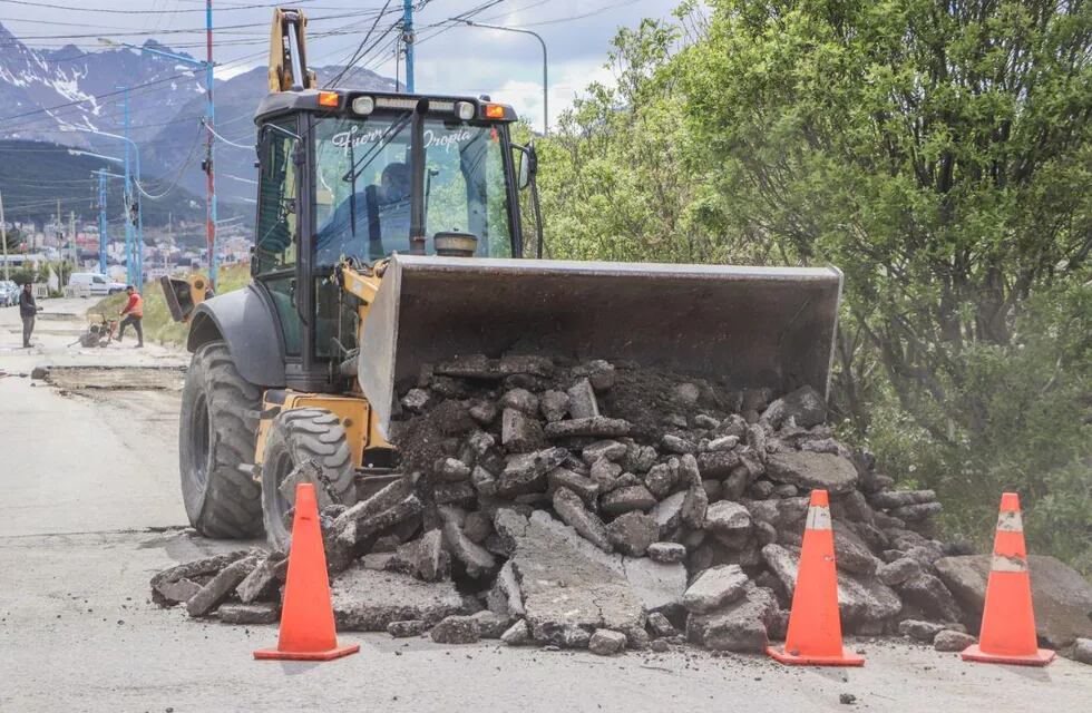 La Municipalidad de Ushuaia se encuentra realizando tareas de bacheo y reparación en el B° Malvinas