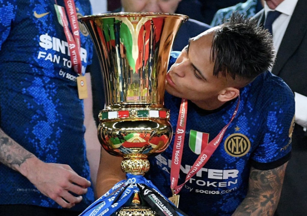 Lautaro Martínez besa el trofeo de la Copa Italia, que le ganó a la Juventus de Paulo Dybala.