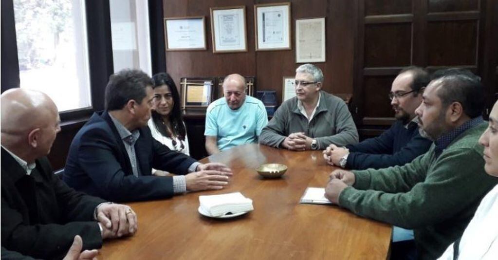 Una de las varias reuniones que mantuvo en Jujuy Sergio Massa, acompañado por Carolina Moisés, Carlos Cantero y Luciana Santillán, precandidatos en la categoría diputado nacional.
