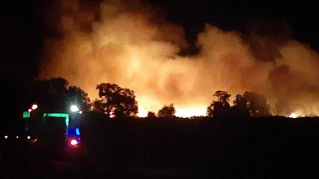Impactante incendio cerca del Aeropuerto de Rosario