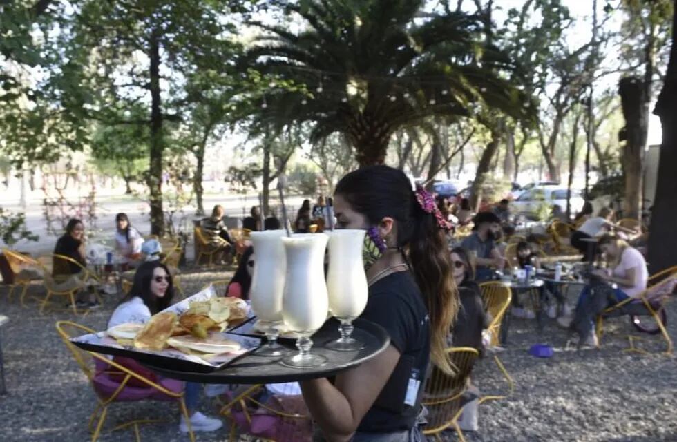 Atender en espacios abiertos, como en en Parque Sarmiento, es una alternativa para analizar. En Salsipuedes sacarán las mesas como protesta.