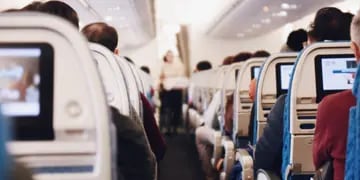 Es azafata y se hizo viral en TikTok por revelar la razón por la que no se puede cambiar de asiento en el avión