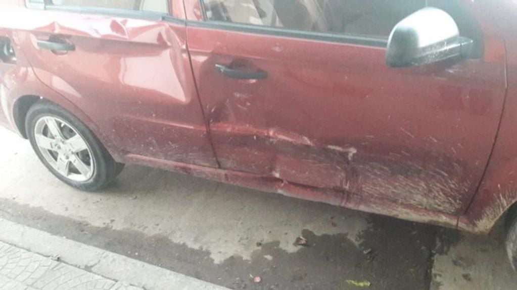 Una adolescente herida tras chocar contra un auto