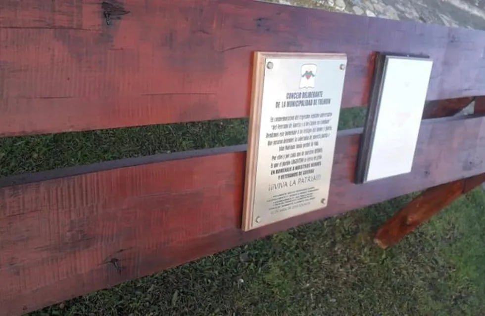 Placa de homenaje a combatientes de Malvinas con errores ortográficos