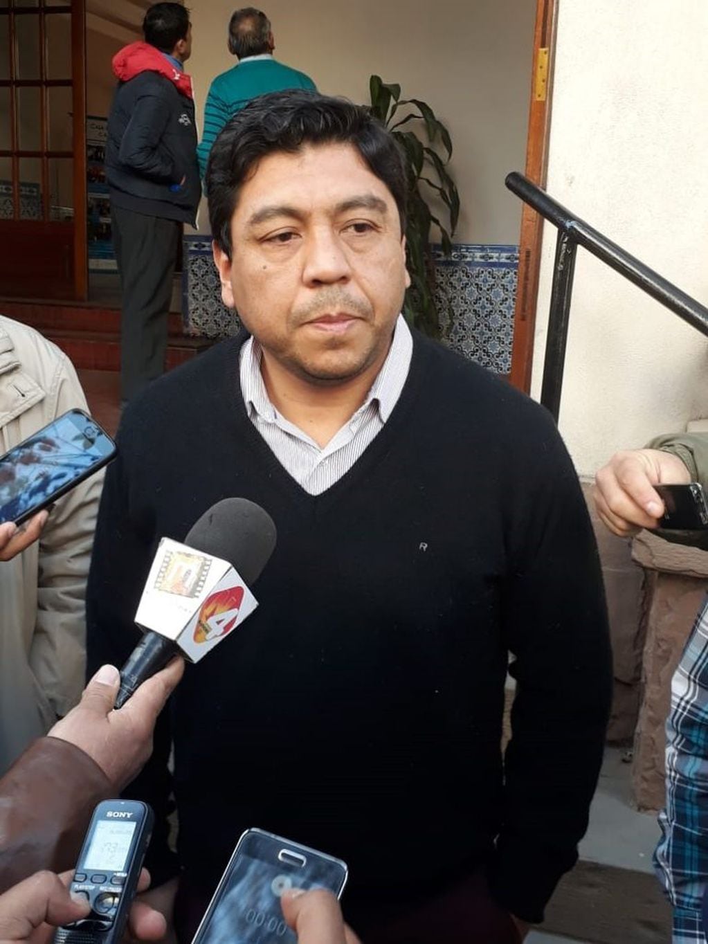 El intendente Adrián Mendieta, en diálogo con los medios a la salida del Juzgado.