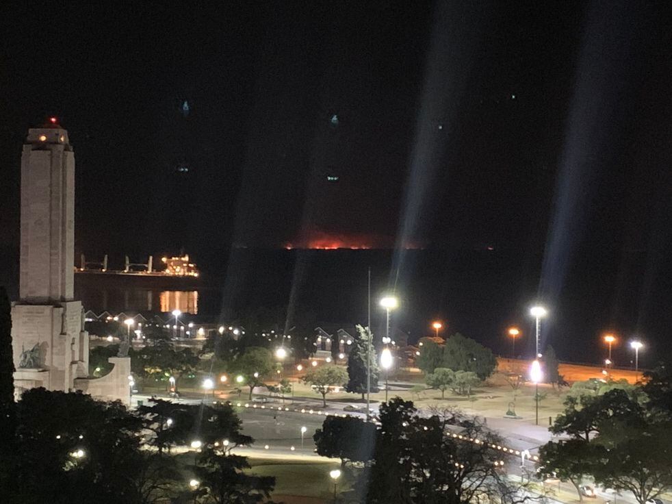 Incendios en las islas del delta del Paraná frente a Rosario.