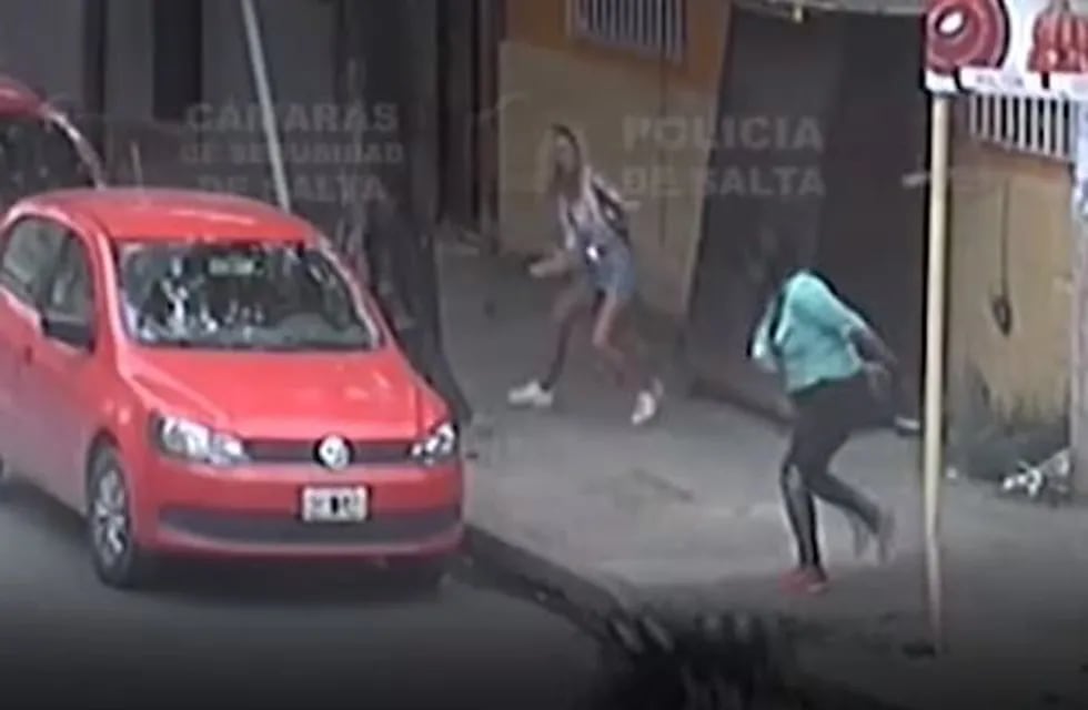 Dos mujeres se pelearon en la puerta de un hotel alojamiento de Salta.
