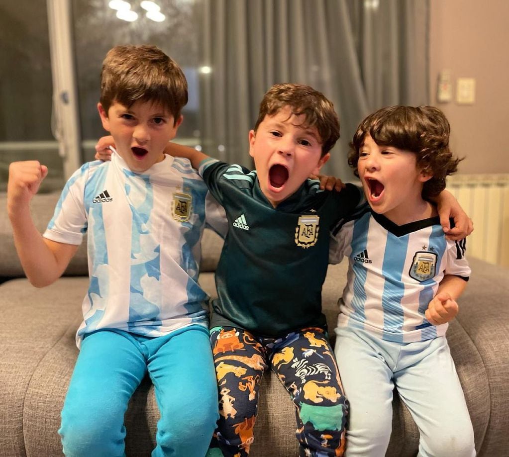 Thiago, Mateo y Ciro festejando el pase de Argentina a la final de la Copa América.